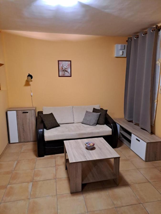Rozmaring Apartmanok Gyula Exterior foto