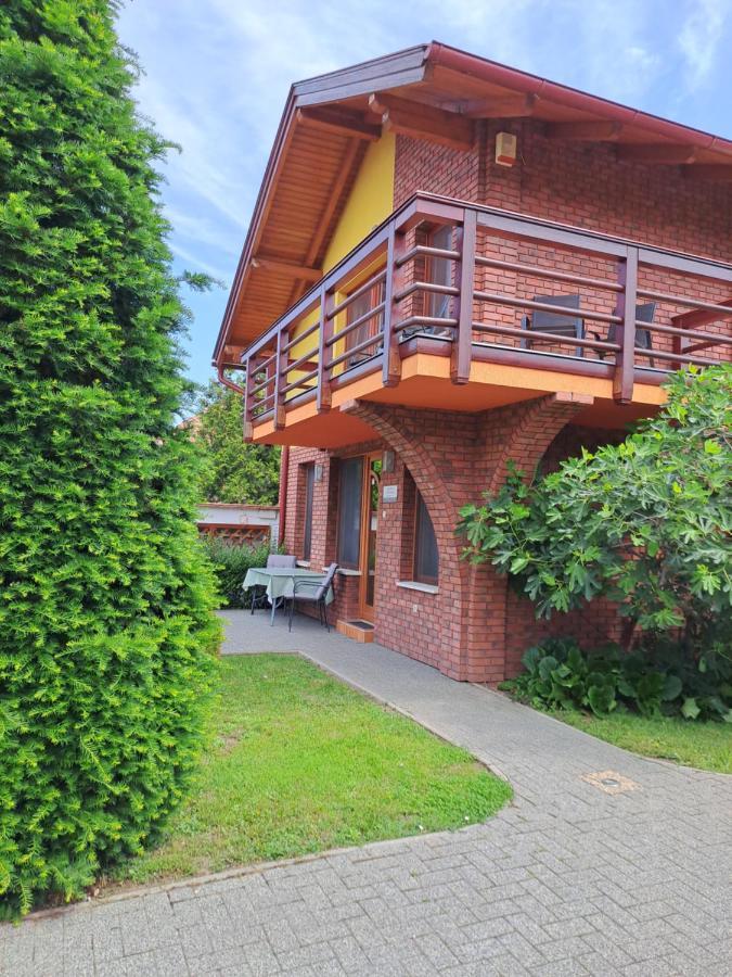 Rozmaring Apartmanok Gyula Exterior foto