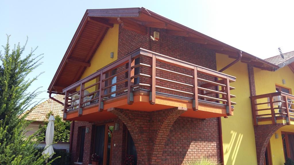Rozmaring Apartmanok Gyula Exterior foto